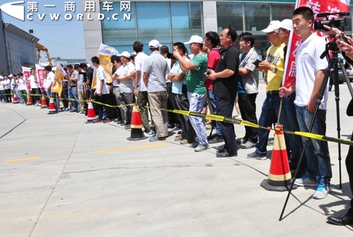 7.卡車特技體驗(yàn)營活動(dòng)現(xiàn)場人頭攢動(dòng).jpg