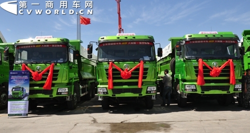 2.活動(dòng)現(xiàn)場擺放的陜汽環(huán)保智能渣土車.jpg